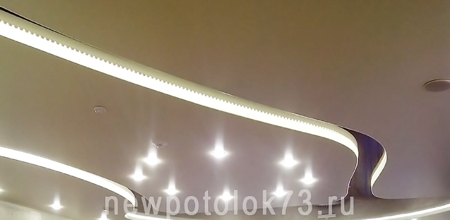 Двухуровневый сатиновый натяжной потолок со светодиодной лентой