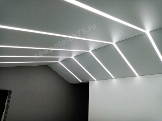 Натяжной потолок под углом с линейной подсветкой. Световые линии на натяжном потолке под углом