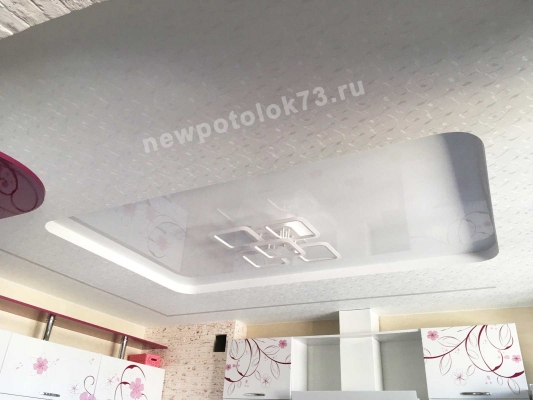 Двухуровневый натяжной потолок на кухне. Монтаж потолков в Ульяновске