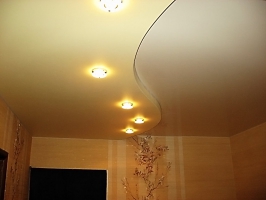 Натяжной потолок "Волна" со встроенными светильниками